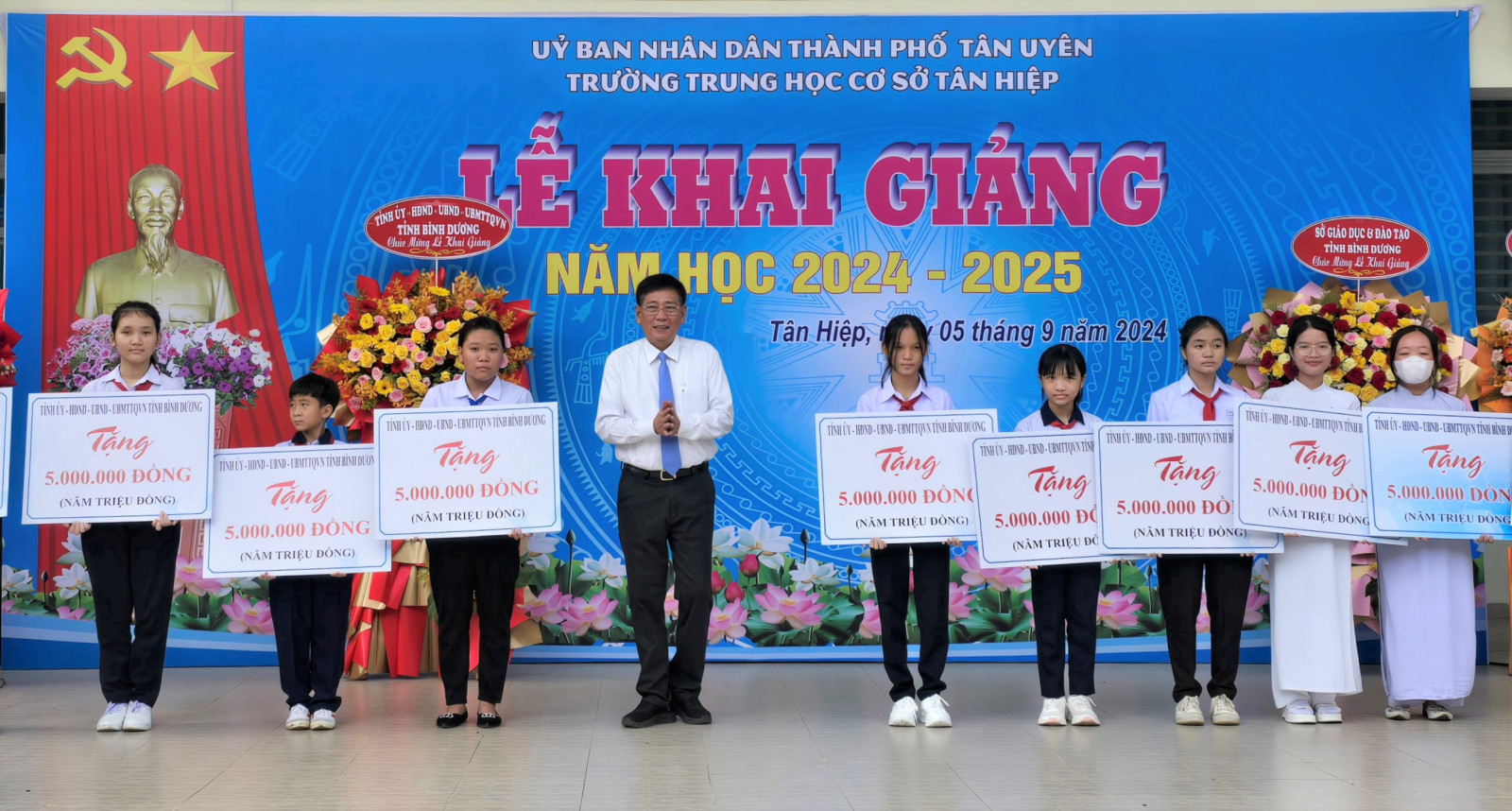 14-Đồng chí Mai Hùng Dũng trao học bổng cho học sinh có hoàn cảnh khó khăn.